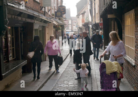 La vieille rue york shambles shoppers touristes étroit uk plus ancienne route de vieux Banque D'Images