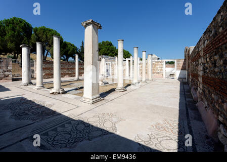 Vue sur le parvis de la colonnade de la 3ème ANNONCE de siècle synagogue à la ville antique sardes, SART, la Turquie moderne de jour. La foreco Banque D'Images