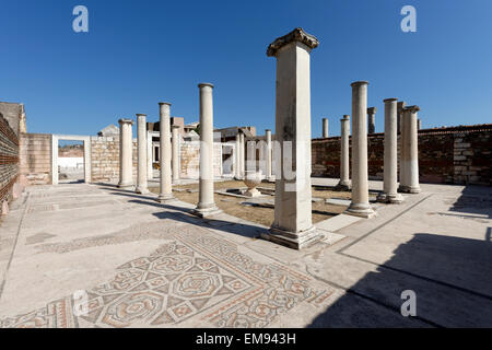 Vue sur le parvis de la colonnade de la 3ème ANNONCE de siècle synagogue à la ville antique sardes, SART, la Turquie moderne de jour. La foreco Banque D'Images