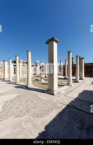 Vue sur le parvis de la colonnade de la 3ème ANNONCE de siècle synagogue à la ville antique sardes, SART, la Turquie moderne de jour. La foreco Banque D'Images