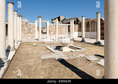 Vue sur le parvis de la colonnade de la 3ème ANNONCE de siècle synagogue à la ville antique sardes, SART, la Turquie moderne de jour. La foreco Banque D'Images