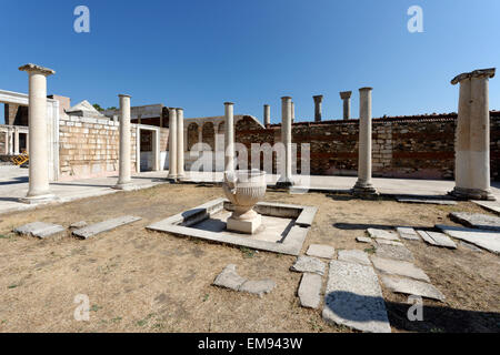 Vue sur le parvis de la colonnade de la 3ème ANNONCE de siècle synagogue à la ville antique sardes, SART, la Turquie moderne de jour. La foreco Banque D'Images