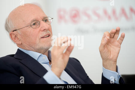 Hanovre, Allemagne. Apr 15, 2015. Le fondateur de l'entreprise, Dirk Rossmann parle au cours de la conférence de presse annuelle de l'allemand dans la chaîne de pharmacies Rossmann Burgwedel, près de Hanovre, Allemagne, 15 avril 2015. PHOTO : JULIAN STRATENSCHULTE/dpa/Alamy Live News Banque D'Images