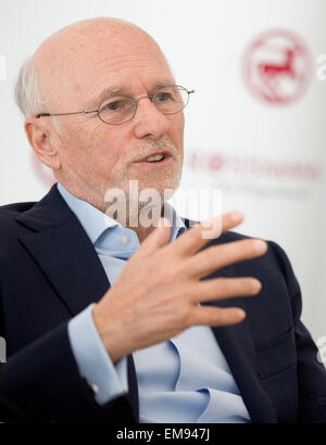 Hanovre, Allemagne. Apr 15, 2015. Le fondateur de l'entreprise, Dirk Rossmann parle au cours de la conférence de presse annuelle de l'allemand dans la chaîne de pharmacies Rossmann Burgwedel, près de Hanovre, Allemagne, 15 avril 2015. PHOTO : JULIAN STRATENSCHULTE/dpa/Alamy Live News Banque D'Images