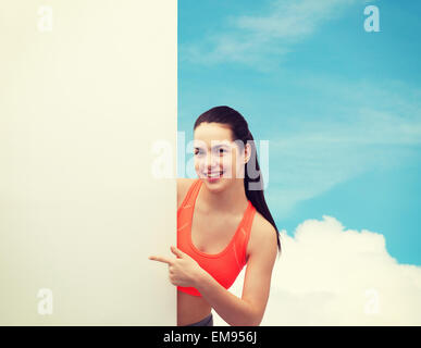 Teenage girl in sportswear avec tableau blanc Banque D'Images