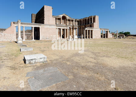 Vue à partir de la palestre de la majestueuse salle de la cour de marbre baignoire romaine Gymnase- complexe. Sardes, SART, la Turquie. Le Dou Banque D'Images