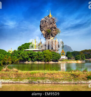 La pagode de Kyauk Kalap bouddhiste étonnante sous ciel bleu. Hpa-An, Myanmar (Birmanie) Paysages et destinations de voyage Banque D'Images