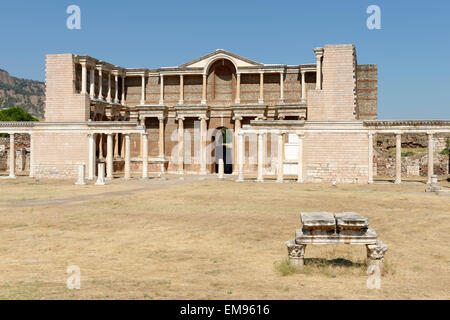 Vue à partir de la palestre de la majestueuse salle de la cour de marbre baignoire romaine Gymnase- complexe. Sardes, SART, la Turquie. Le Dou Banque D'Images