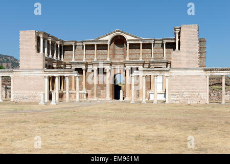 Vue à partir de la palestre de la majestueuse salle de la cour de marbre baignoire romaine Gymnase- complexe. Sardes, SART, la Turquie. Le Dou Banque D'Images