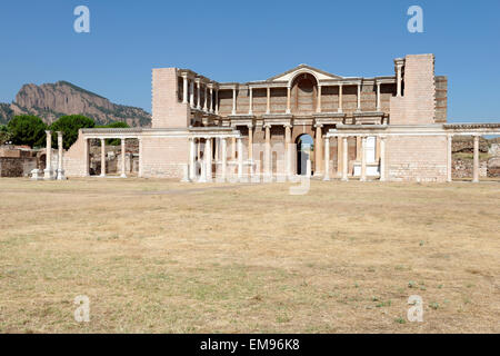 Vue à partir de la palestre de la majestueuse salle de la cour de marbre baignoire romaine Gymnase- complexe. Sardes, SART, la Turquie. Le Dou Banque D'Images