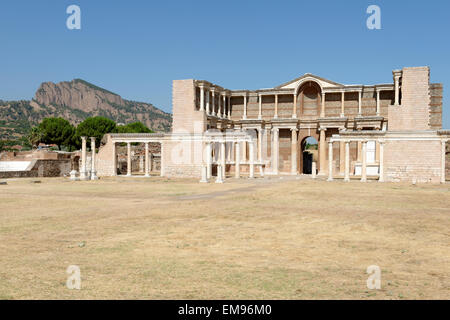 Vue à partir de la palestre de la majestueuse salle de la cour de marbre baignoire romaine Gymnase- complexe. Sardes, SART, la Turquie. Le Dou Banque D'Images