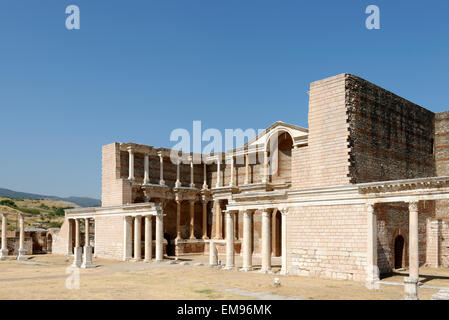 Vue à partir de la palestre de la majestueuse salle de la cour de marbre baignoire romaine Gymnase- complexe. Sardes, SART, la Turquie. Le Dou Banque D'Images