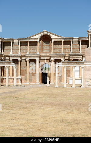 Vue à partir de la palestre de la majestueuse salle de la cour de marbre baignoire romaine Gymnase- complexe. Sardes, SART, la Turquie. Le Dou Banque D'Images