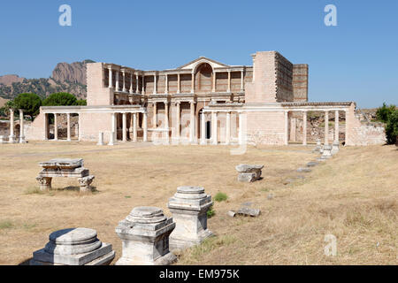 Vue à partir de la palestre de la majestueuse salle de la cour de marbre baignoire romaine Gymnase- complexe. Sardes, SART, la Turquie. Le Dou Banque D'Images