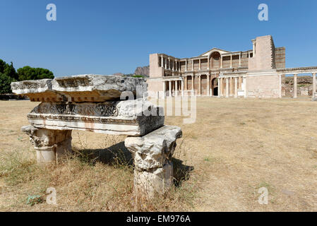 Vue à partir de la palestre de la majestueuse salle de la cour de marbre baignoire romaine Gymnase- complexe. Sardes, SART, la Turquie. Le Dou Banque D'Images