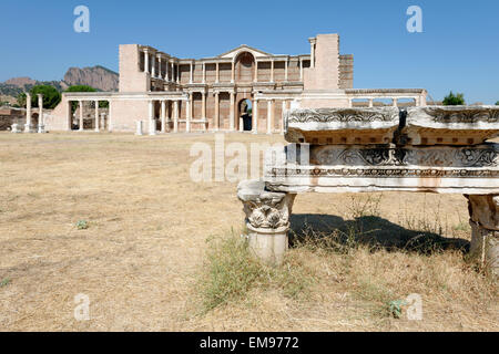 Vue à partir de la palestre de la majestueuse salle de la cour de marbre baignoire romaine Gymnase- complexe. Sardes, SART, la Turquie. Le Dou Banque D'Images