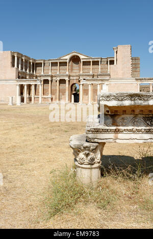 Vue à partir de la palestre de la majestueuse salle de la cour de marbre baignoire romaine Gymnase- complexe. Sardes, SART, la Turquie. Le Dou Banque D'Images