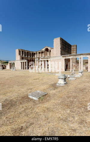 Vue à partir de la palestre de la majestueuse salle de la cour de marbre baignoire romaine Gymnase- complexe. Sardes, SART, la Turquie. Le Dou Banque D'Images