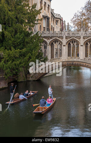 Les étudiants en barque sur la rivière Cam à Cambridge avec le Pont des Soupirs au St John College dans l'arrière-plan Banque D'Images