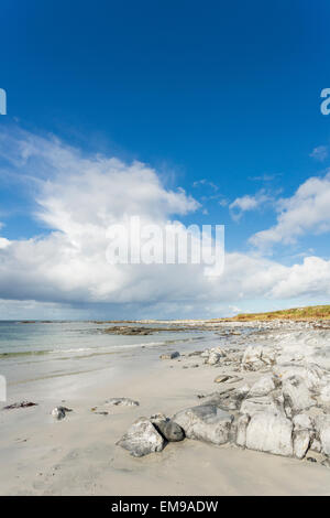 Plage de sable blanc avec ciel bleu et nuage de Ardivachar Point, South Uist, Hébrides extérieures, en Écosse Banque D'Images