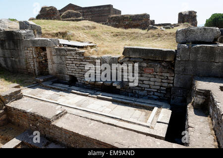 Époque byzantine des latrines publiques ou des toilettes à l'ancienne ville sardes, SART, la Turquie moderne de jour. Banque D'Images