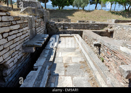 Époque byzantine des latrines publiques ou des toilettes à l'ancienne ville sardes, SART, la Turquie moderne de jour. Banque D'Images