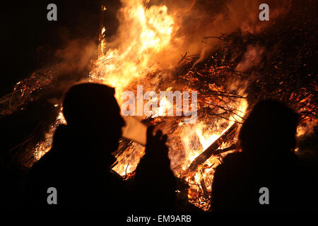 Les gens regardent le feu traditionnel de Pâques dans le village de Lusace Burg Spreewald en région, la Basse Lusace, Brandenburg, Allemagne. Banque D'Images