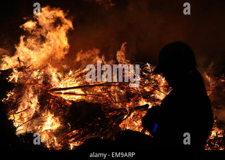 Les gens regardent le feu traditionnel de Pâques dans le village de Lusace Burg Spreewald en région, la Basse Lusace, Brandenburg, Allemagne. Banque D'Images