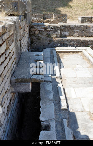 Époque byzantine des latrines publiques ou des toilettes à l'ancienne ville sardes, SART, la Turquie moderne de jour. Banque D'Images