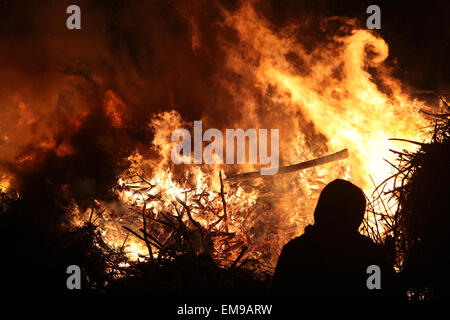 Les gens regardent le feu traditionnel de Pâques dans le village de Lusace Burg Spreewald en région, la Basse Lusace, Brandenburg, Allemagne. Banque D'Images