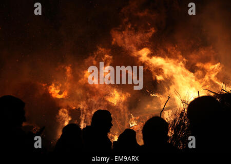 Les gens regardent le feu traditionnel de Pâques dans le village de Lusace Burg Spreewald en région, la Basse Lusace, Brandenburg, Allemagne. Banque D'Images
