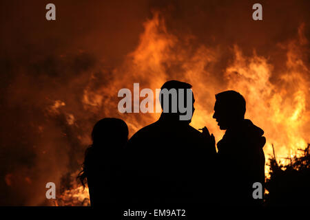 Les gens regardent le feu traditionnel de Pâques dans le village de Lusace Burg Spreewald en région, la Basse Lusace, Brandenburg, Allemagne. Banque D'Images