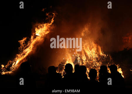 Les gens regardent le feu traditionnel de Pâques dans le village de Lusace Burg Spreewald en région, la Basse Lusace, Brandenburg, Allemagne. Banque D'Images