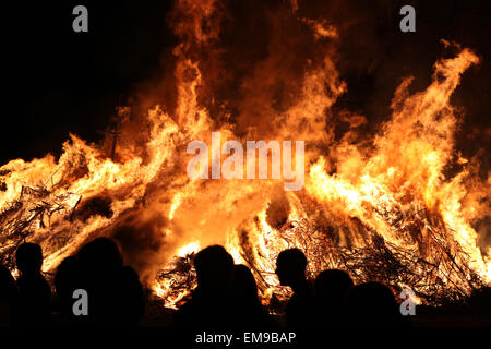 Les gens regardent le feu traditionnel de Pâques dans le village de Lusace Burg Spreewald en région, la Basse Lusace, Brandenburg, Allemagne. Banque D'Images