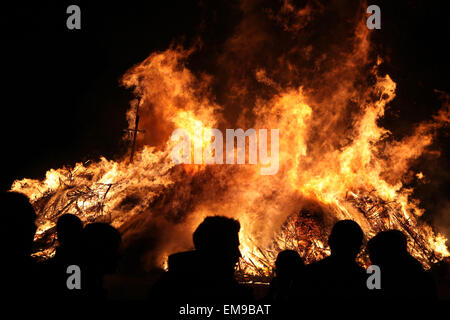Les gens regardent le feu traditionnel de Pâques dans le village de Lusace Burg Spreewald en région, la Basse Lusace, Brandenburg, Allemagne. Banque D'Images