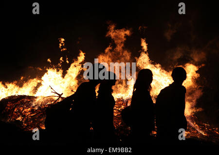 Les gens regardent le feu traditionnel de Pâques dans le village de Lusace Burg Spreewald en région, la Basse Lusace, Brandenburg, Allemagne. Banque D'Images