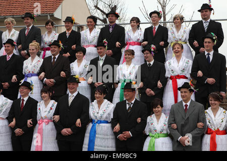 Les jeunes en costumes sorabe assister à l'Zapust Carnavalis dans le village de Lusace Turnow près de Cottbus, la Basse Lusace, Brandenburg, Allemagne. Banque D'Images