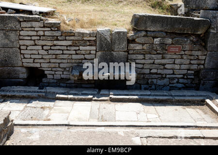 Époque byzantine des latrines publiques ou des toilettes à l'ancienne ville sardes, SART, la Turquie moderne de jour. Banque D'Images