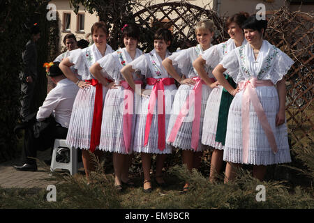 Les jeunes femmes en costumes sorabe assister à l'Zapust Carnavalis dans le village de Lusace Turnow près de Cottbus, la Basse Lusace, Brandenburg, Allemagne. Banque D'Images