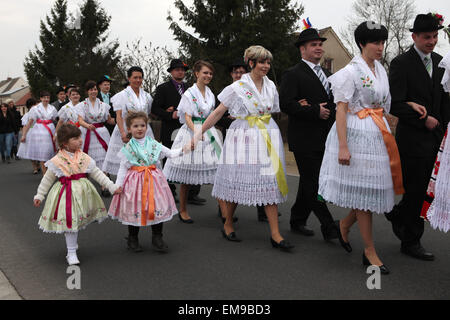 Les jeunes en costumes sorabe assister à l'Zapust Carnavalis dans le village de Lusace Turnow près de Cottbus, la Basse Lusace, Brandenburg, Allemagne. Banque D'Images