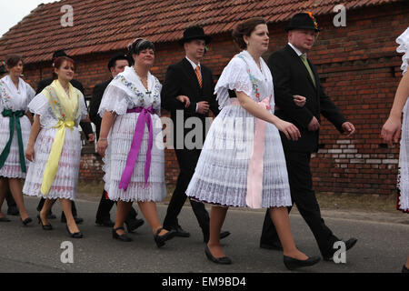 Les jeunes en costumes sorabe assister à l'Zapust Carnavalis dans le village de Lusace Turnow près de Cottbus, la Basse Lusace, Brandenburg, Allemagne. Banque D'Images