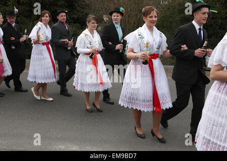 Les jeunes en costumes sorabe assister à l'Zapust Carnavalis dans le village de Lusace Turnow près de Cottbus, la Basse Lusace, Brandenburg, Allemagne. Banque D'Images