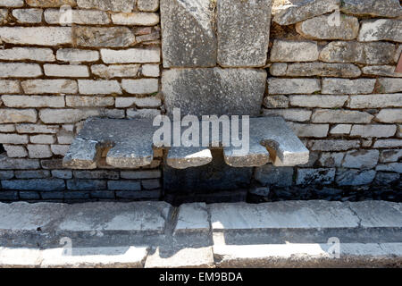 Époque byzantine des latrines publiques ou des toilettes à l'ancienne ville sardes, SART, la Turquie moderne de jour. Banque D'Images