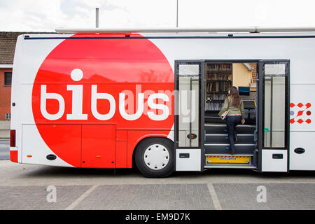 Fille de retourner les livres dans la bibliothèque mobile, Bibus bus en Flandre orientale, Belgique Banque D'Images