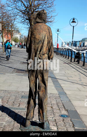 Famine Memorial par Rowan Gillespie le Customs House Quay Dublin. Banque D'Images