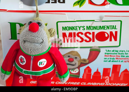 Jouet singe escalade en face de fort de PG tips les sachets de thé avec détails de Nez Rouge jour Monkey's mission monumentale Banque D'Images