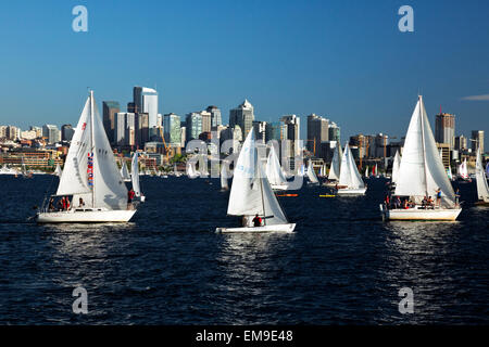 WA10387-00...WASHINGTON - le Tuesday Duck Dodge à Seattle vous permet de passer une soirée bien remplie sur le lac Union. (Pas de MR). 2014 Banque D'Images