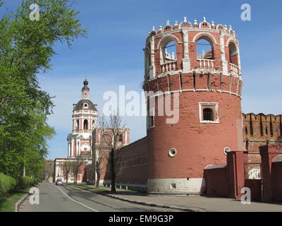 La tour et l'Église porte le monastère de Donskoï. La Russie, Moscou. Banque D'Images