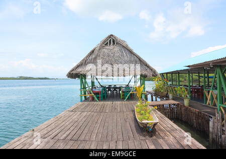 Bar tropical sur les échasses avec toit de chaume, l'archipel de Bocas del Toro, PANAMA Banque D'Images