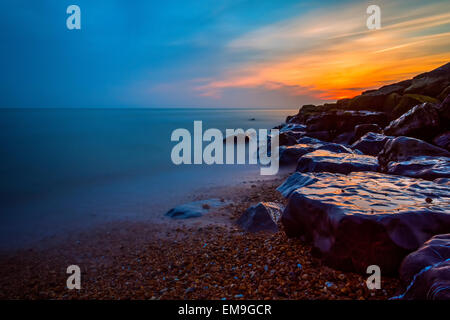 Milford on Sea coucher de soleil sur les rochers Banque D'Images